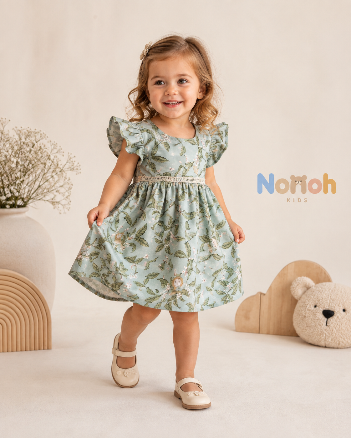Vestido Helena – Menina girando com vestido floral e logo Nonoh Kids