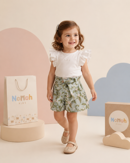 Conjunto Pérolla – Menina caminhando com conjunto e sacolas Nonoh Kids