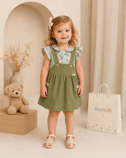 Conjunto Liz – Blusa floral e jardineira canelada verde musgo, vista frontal