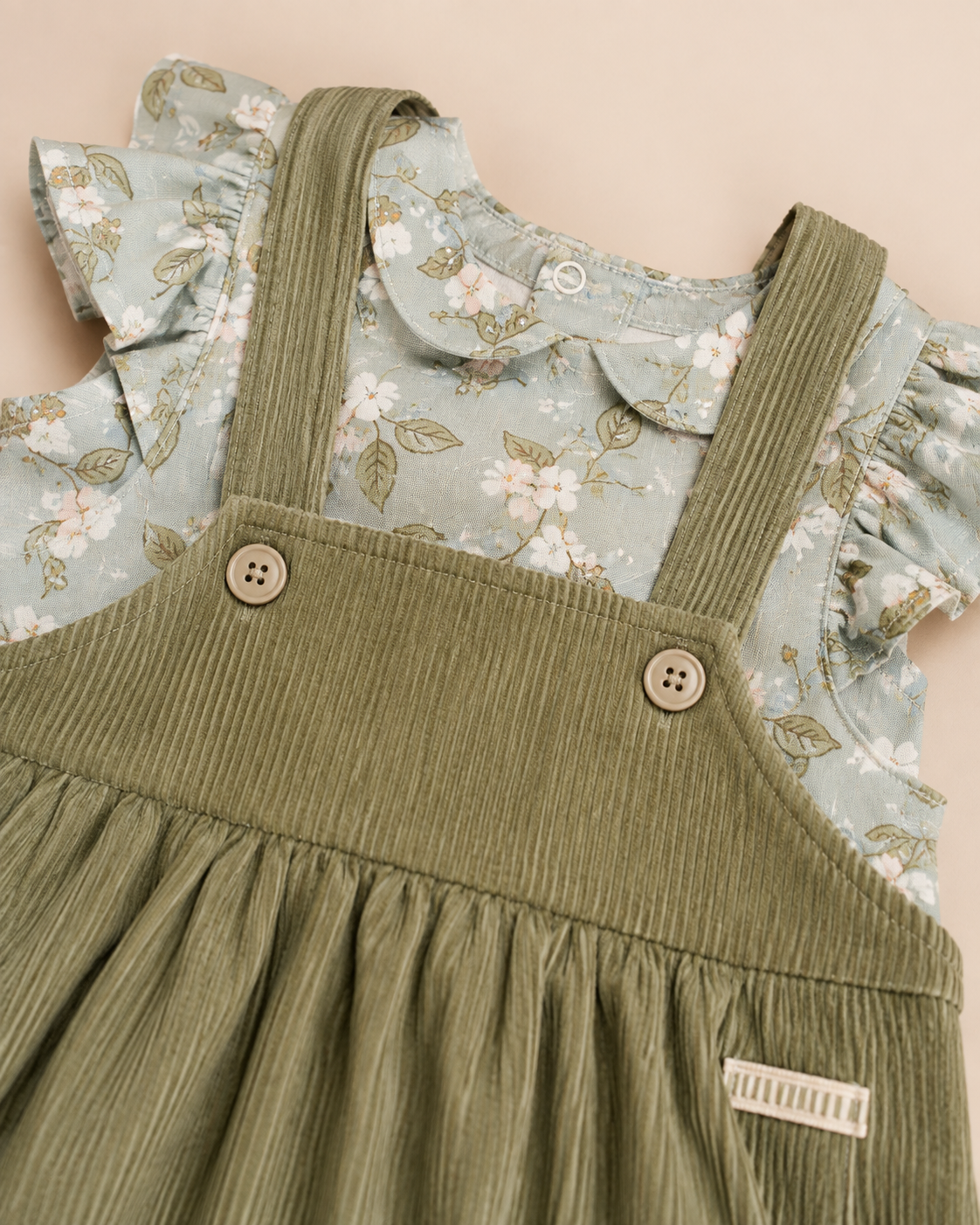 Conjunto Liz – Detalhe da jardineira canelada e botões