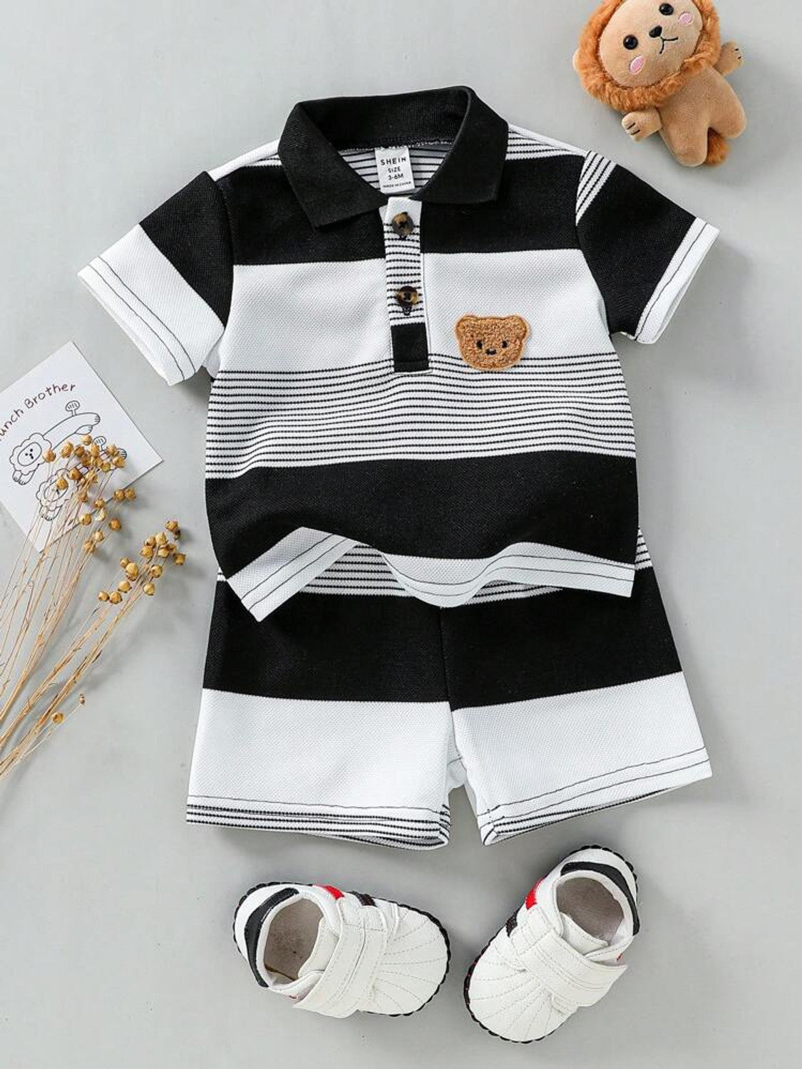 Camiseta polo e shorts do conjunto infantil listrado com ursinho