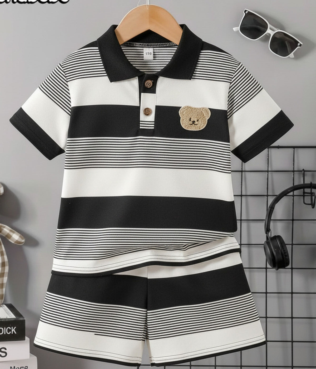 Conjunto infantil preto e branco com camiseta polo listrada, shorts e aplique de ursinho