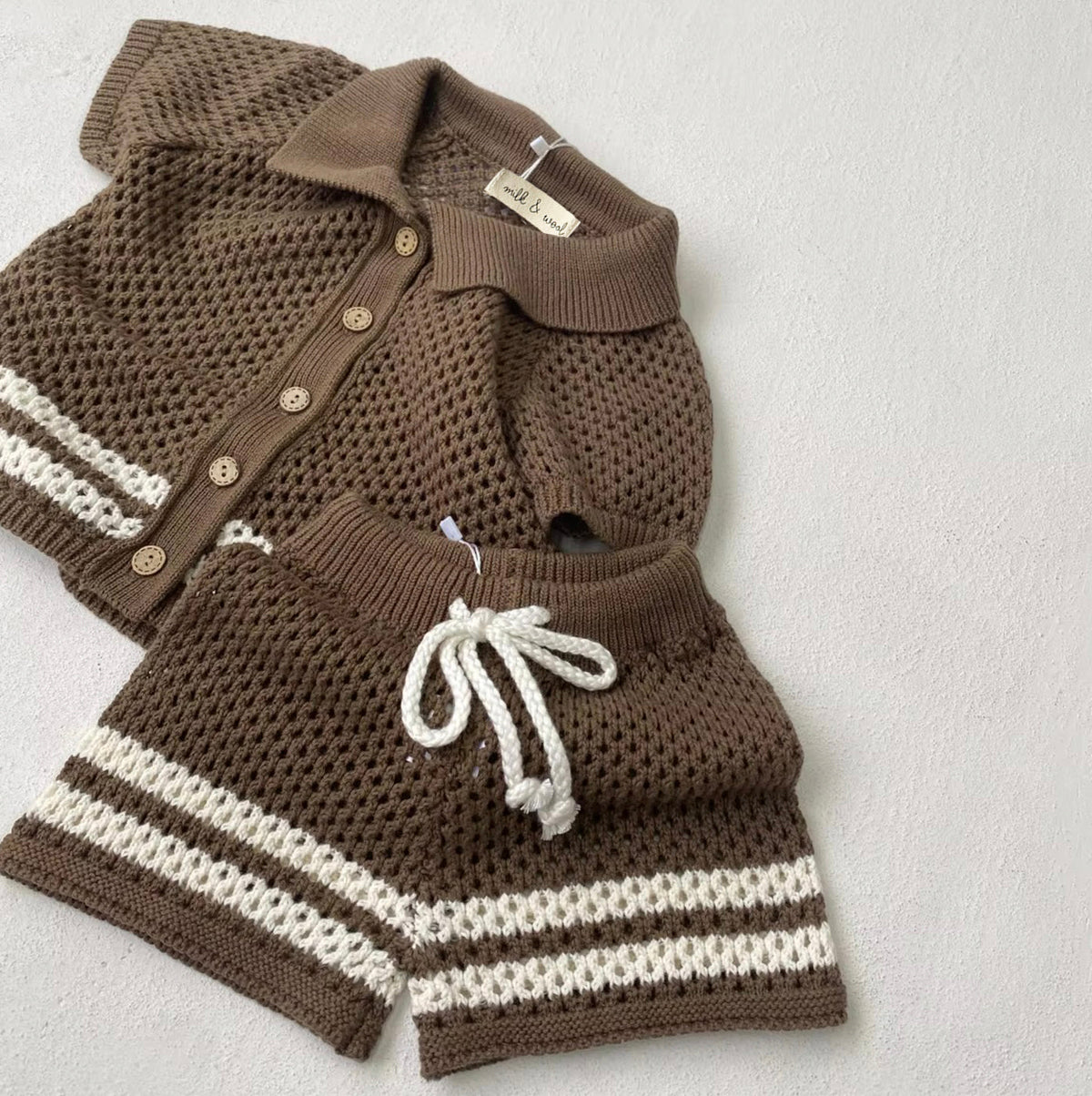Conjunto infantil Olympe marrom com blusa de gola polo e shorts