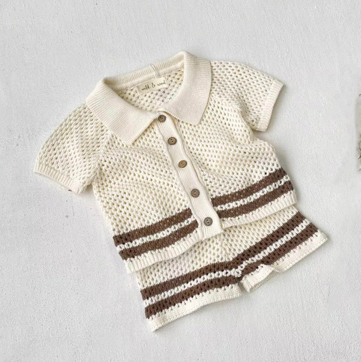 Look completo do conjunto infantil Olympe marrom